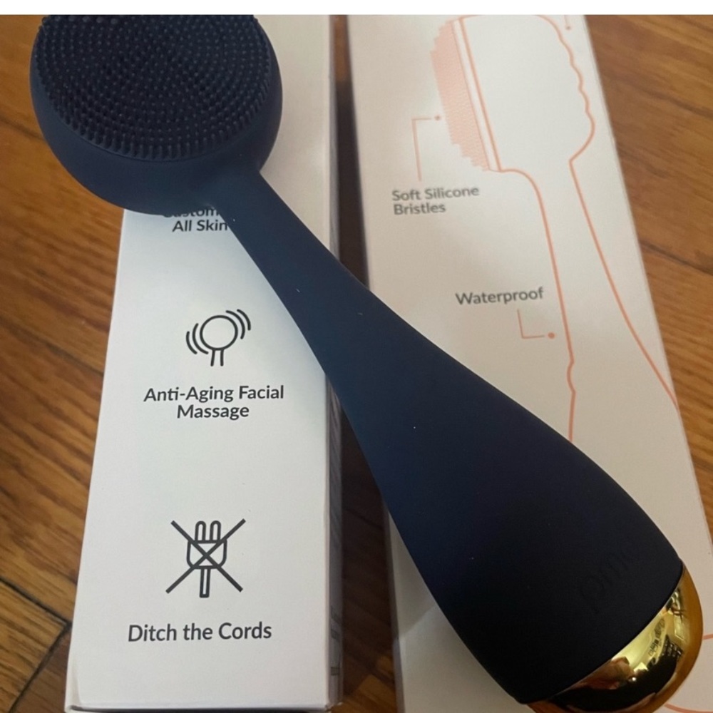 Facial cleansing device